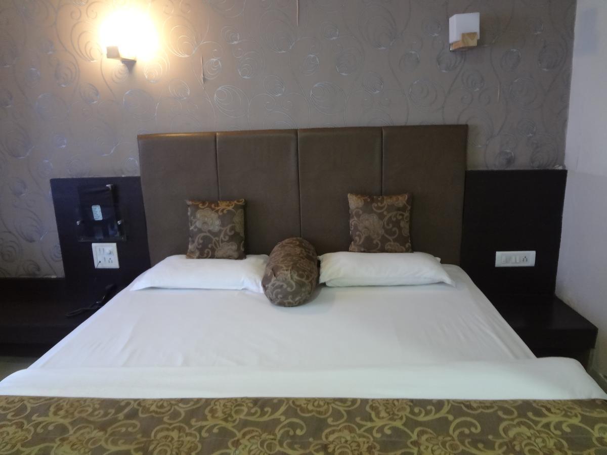 Hotel Savshanti Towers Вадодара Экстерьер фото