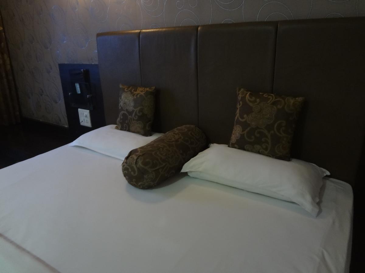 Hotel Savshanti Towers Вадодара Экстерьер фото