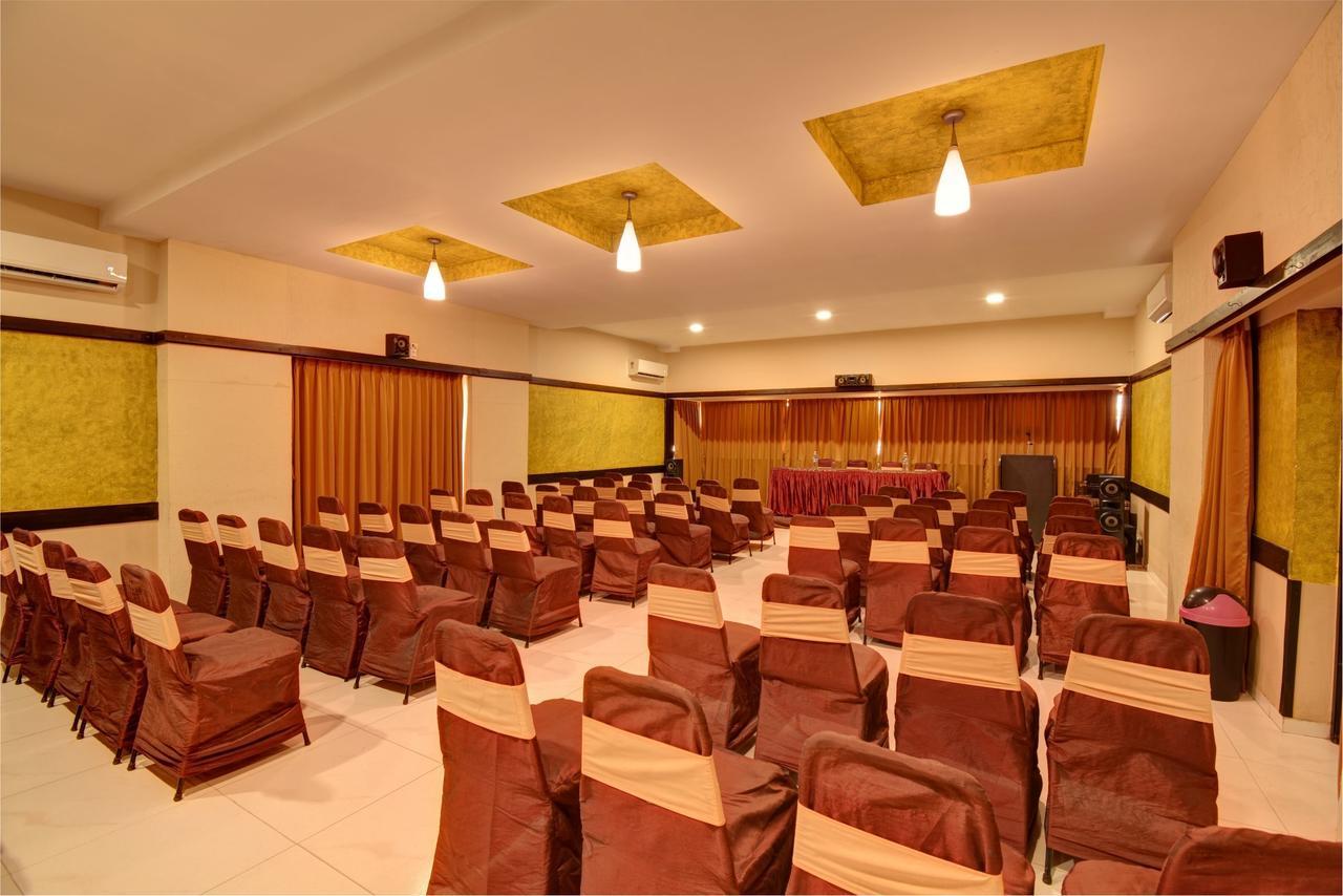 Hotel Savshanti Towers Вадодара Экстерьер фото